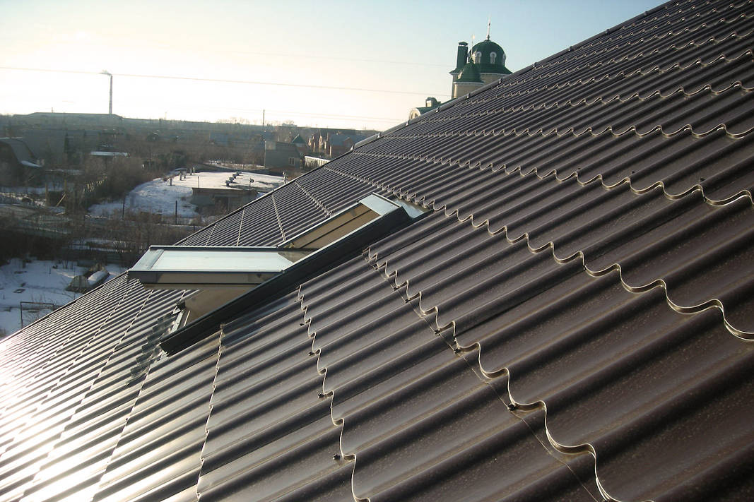 Крыши из металлочерепицы с окном монтаж