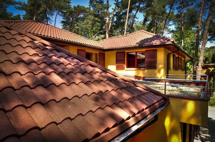 Из каких материалов изготавливают композитную кровлю, достоинства и недостатки материала