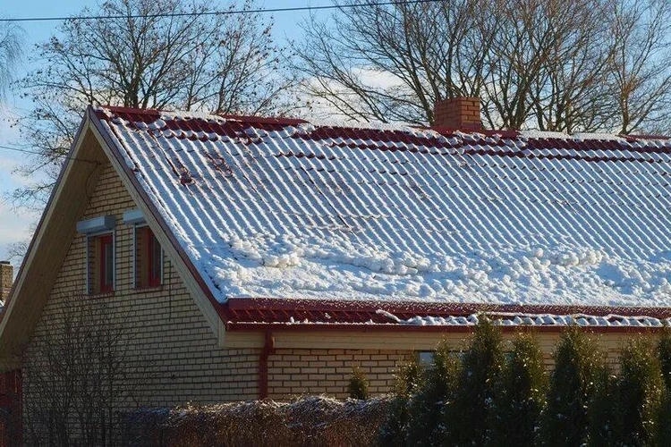 как ухаживать за крышей зимой