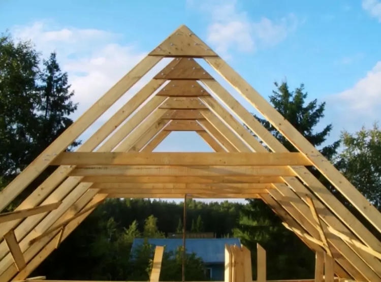 Какую кровлю выбрать для двухскатных крыш