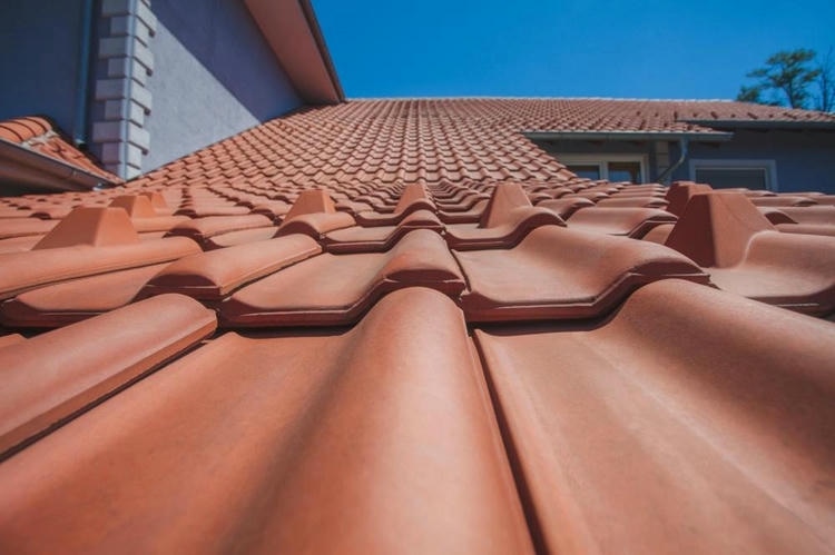 Керамическая черепица — снимок крыши с керамической черепицей