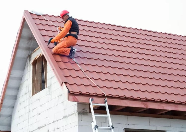 Ключевые этапы монтажа металлочерепицы