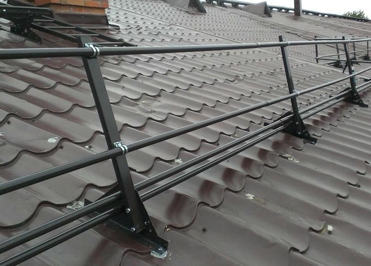 Крепление ограждения кровли: где и когда устанавливаются ограждения