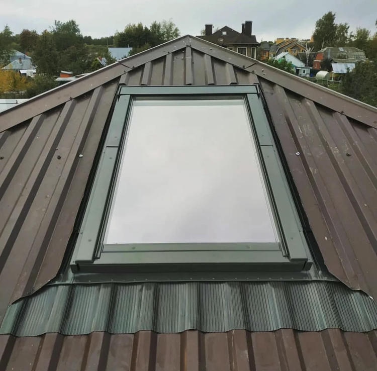Мансардное окно на крыше с уклоном