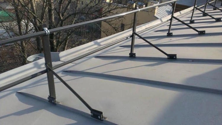 Места размещения защитных ограждений на возвышенных участках зданий