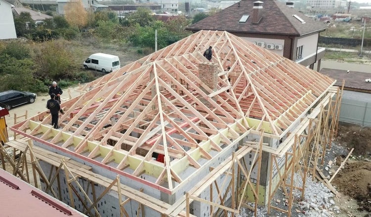 Монтаж четырехскатной крыши