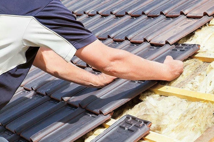 Монтаж кровли из керамической черепицы