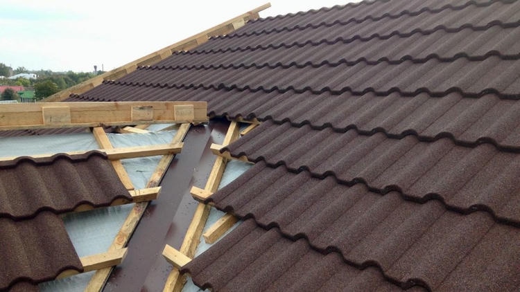 Монтаж кровли из композитной черепицы