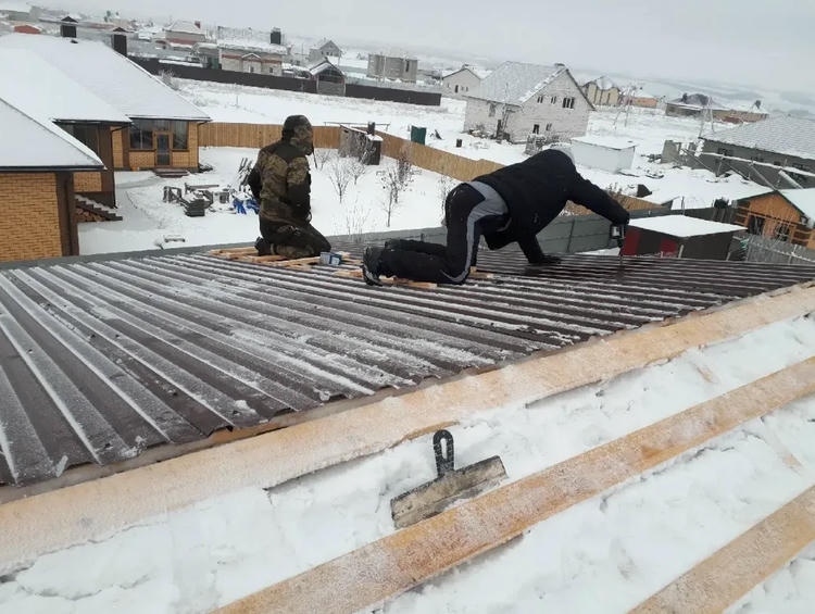 Особенности проведения ремонтных работ кровли зимой