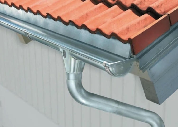 Особенности установки металлического водостока