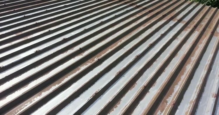 Повреждения от УФ — изображение крыши с выцветанием и трещинами, демонстрирующее последствия УФ-излучения