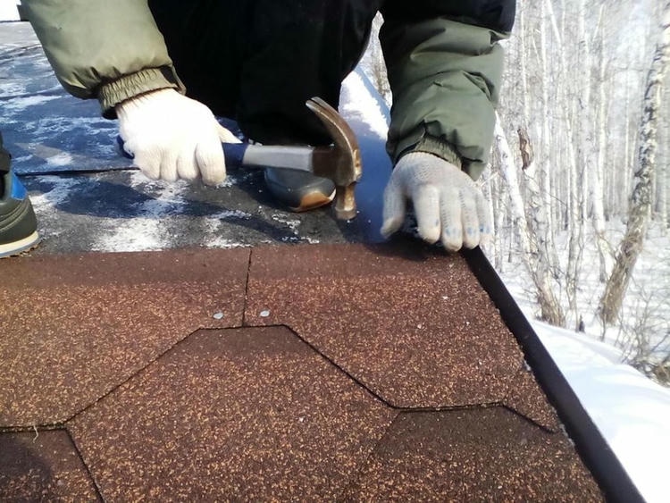 Преимущества и недостатки строительных работ кровли дома в зимнее время