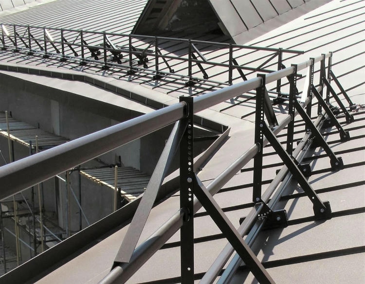 Процесс крепления защитных ограждений