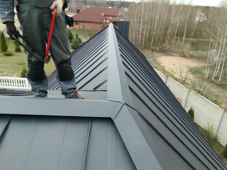 Процесс монтажа металлической кровли