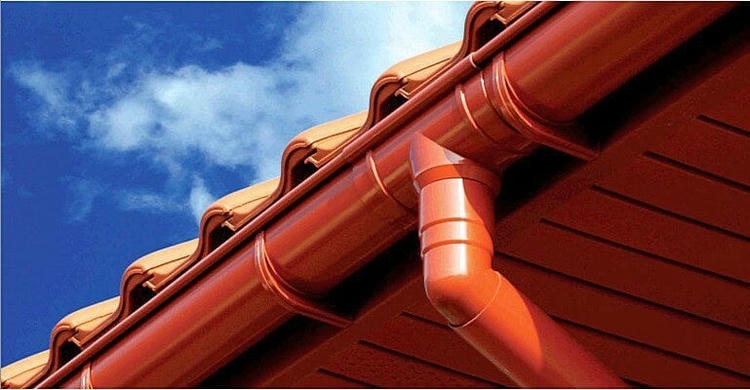 Система водостока — фото водосточного желоба и трубы, установленной под крышей дома