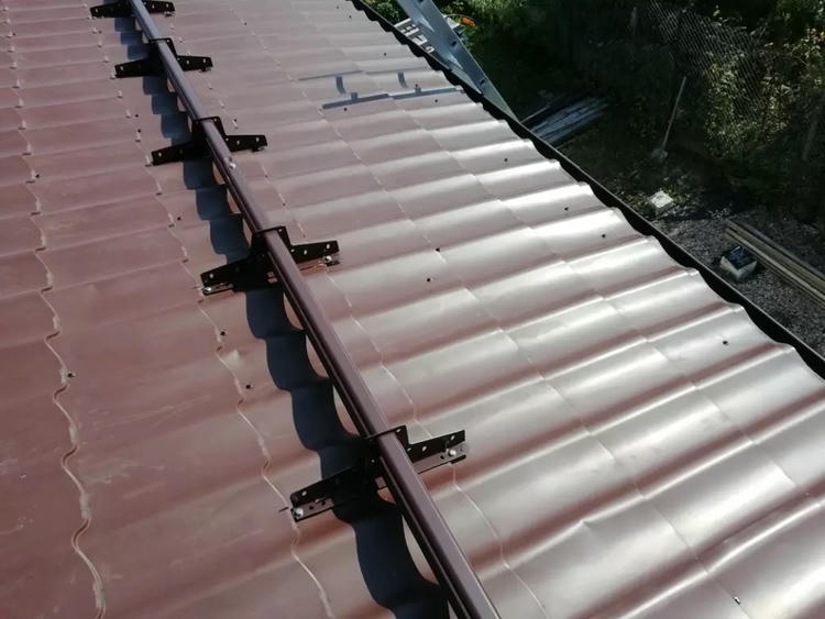 Снегозадержатели на скатной крыше — фото металлических трубчатых снегозадержателей, установленных на металлической кровле