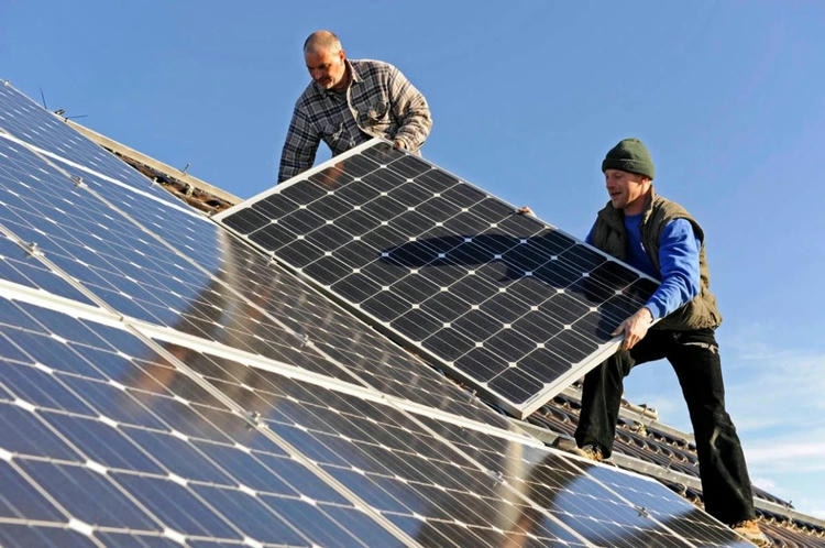 Солнечные панели, установленные на крыше дома