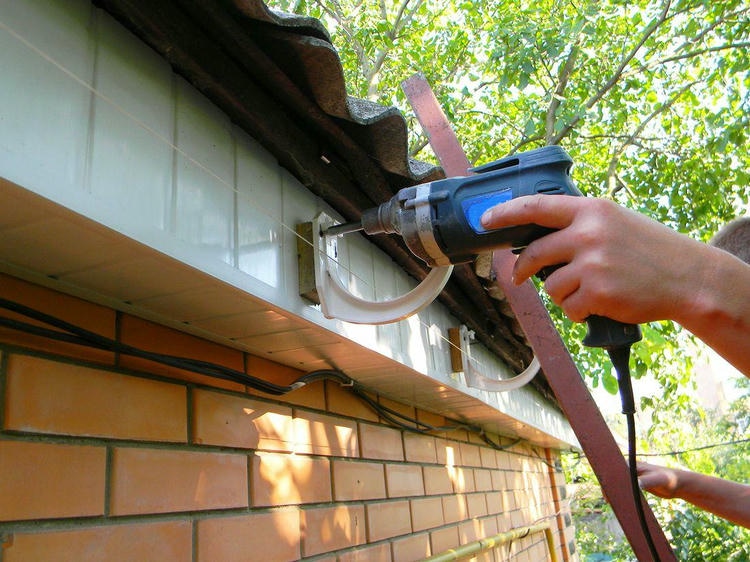 Установка кронштейнов водостока 