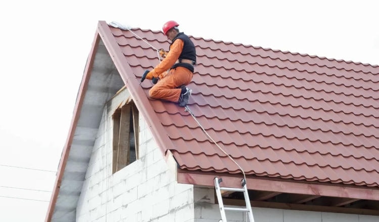 Установка крыши из металлочерепицы