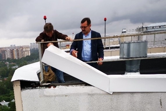 Визуальный осмотр кровли с лестницы