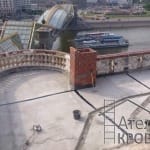 тяжка на балконе. Виден желоб и деформационные швы. Подготовка к гидроизоляции.