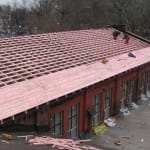 рабочие на обрешётке