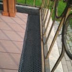 Решётки в желобах балкона