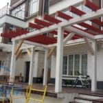 монтаж балок и стропил навеса над террасой