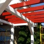 монтаж балок и стропил навеса над террасой