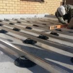 процесс установки каркаса для декинга