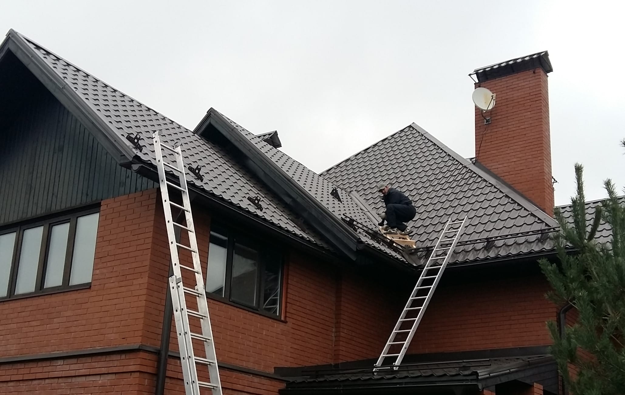 Установка снегозадержателей на крыше 1