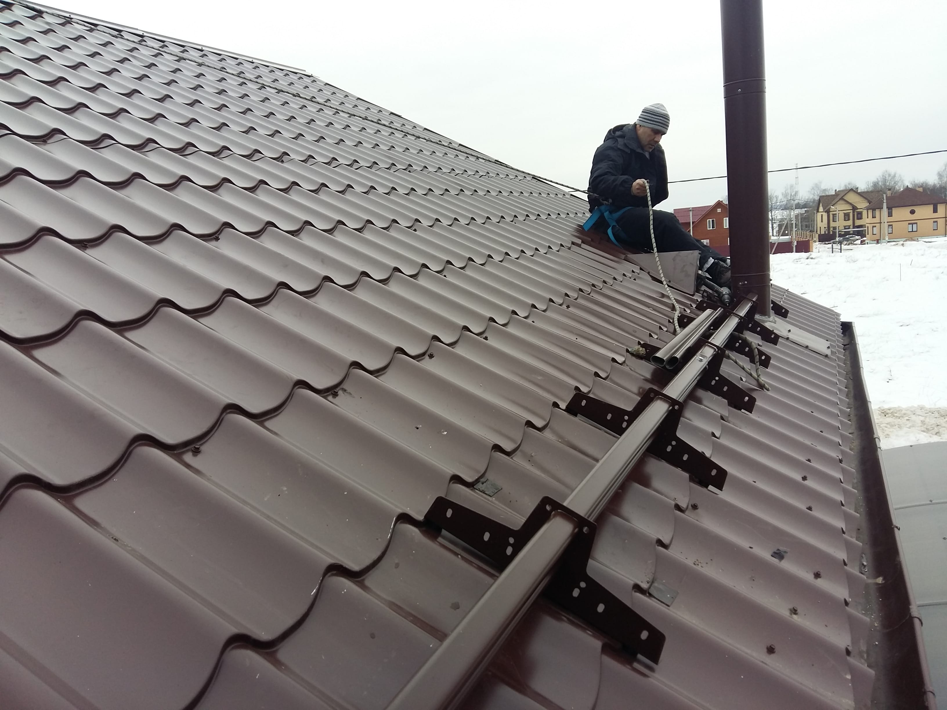 Установка снегозадержателей на крыше 2