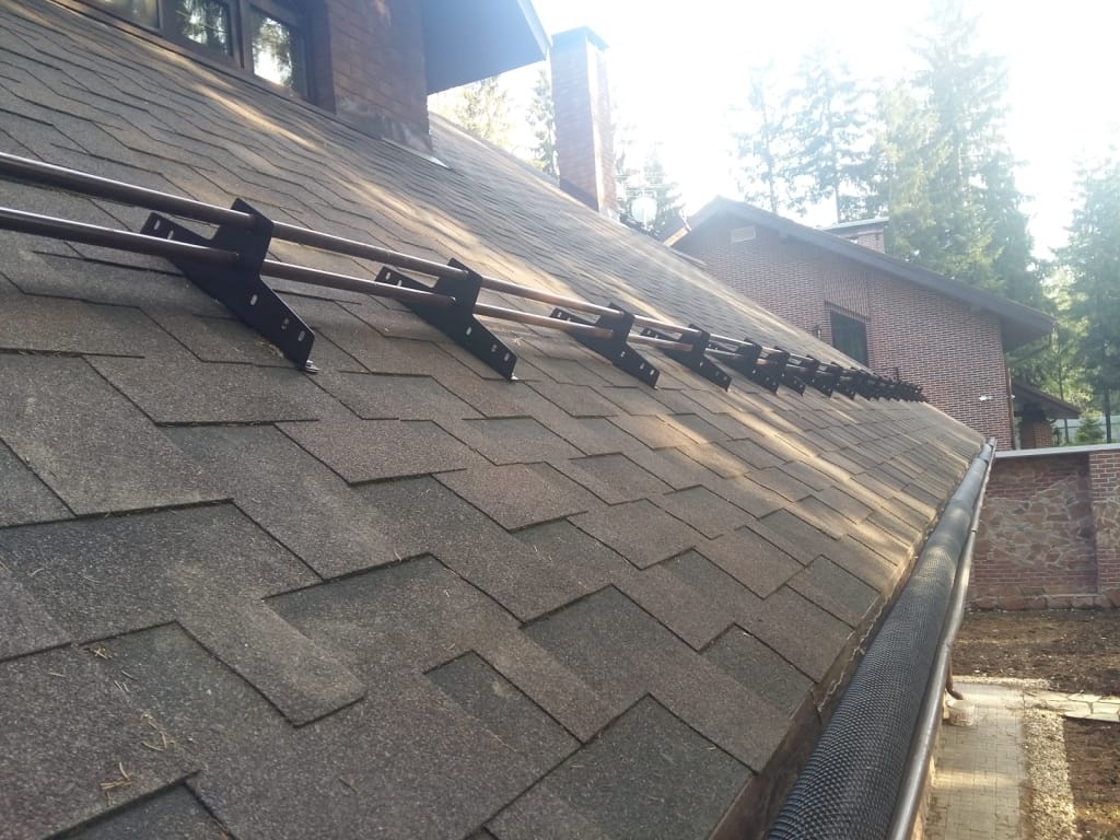 Установка снегозадержателей на крыше 3