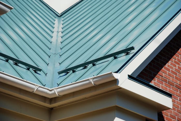 Установка снегозадержателей на крыше