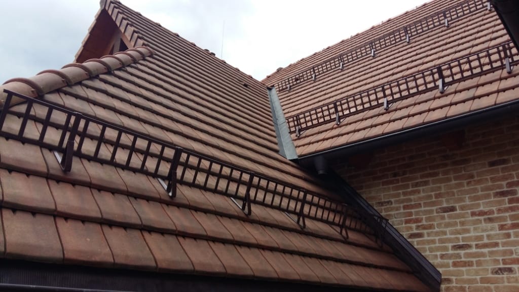 Установка снегозадержателей на крыше 4