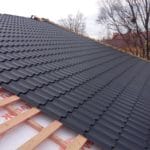 Крыша с серой металлочерепицей монтаж