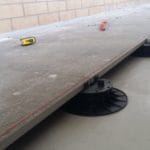 процесс монтажа плитки на опорах