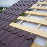 Металлочерепица и обрешётка на крыше